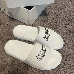 ★Alexander McQUEEN★ White Rubber Slippers 663564W4RF09061 White rubber slippers – G&B